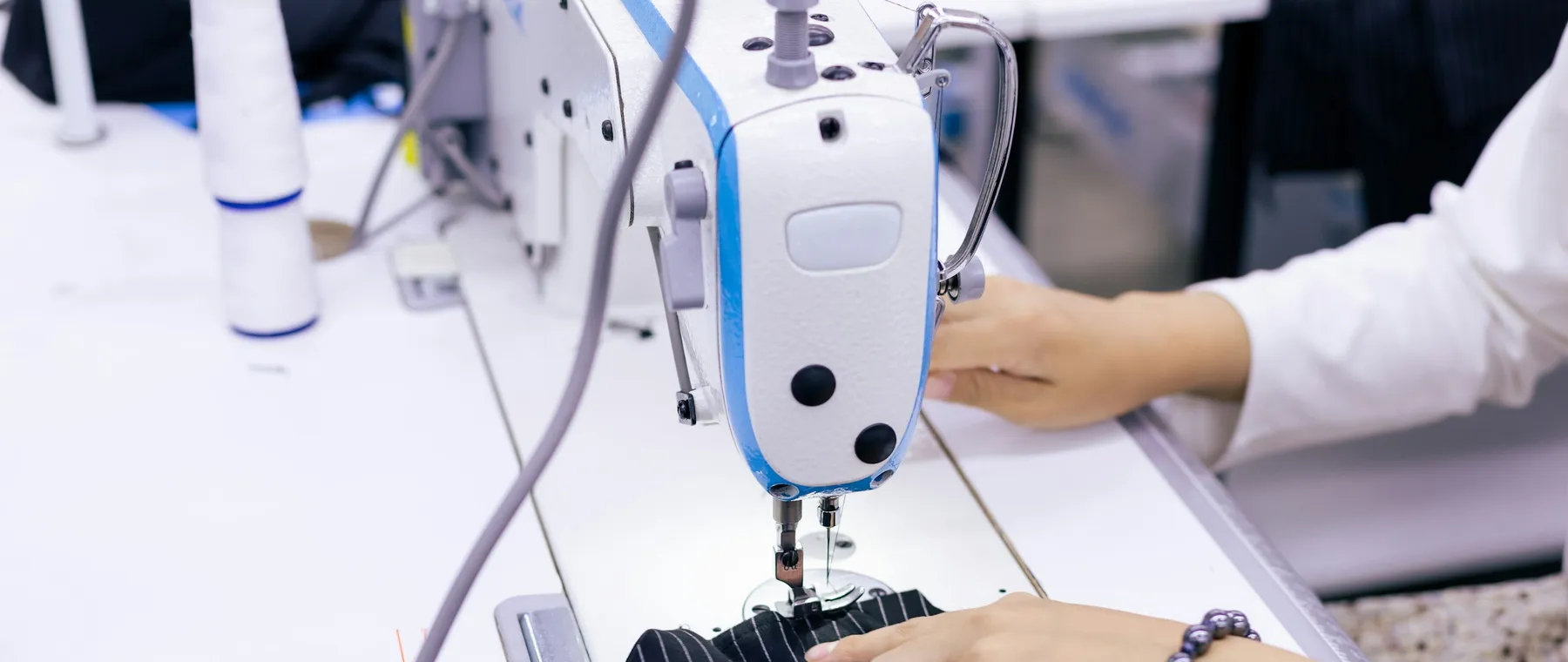 Dikiş makinesinde kumaş diken bir çalışan