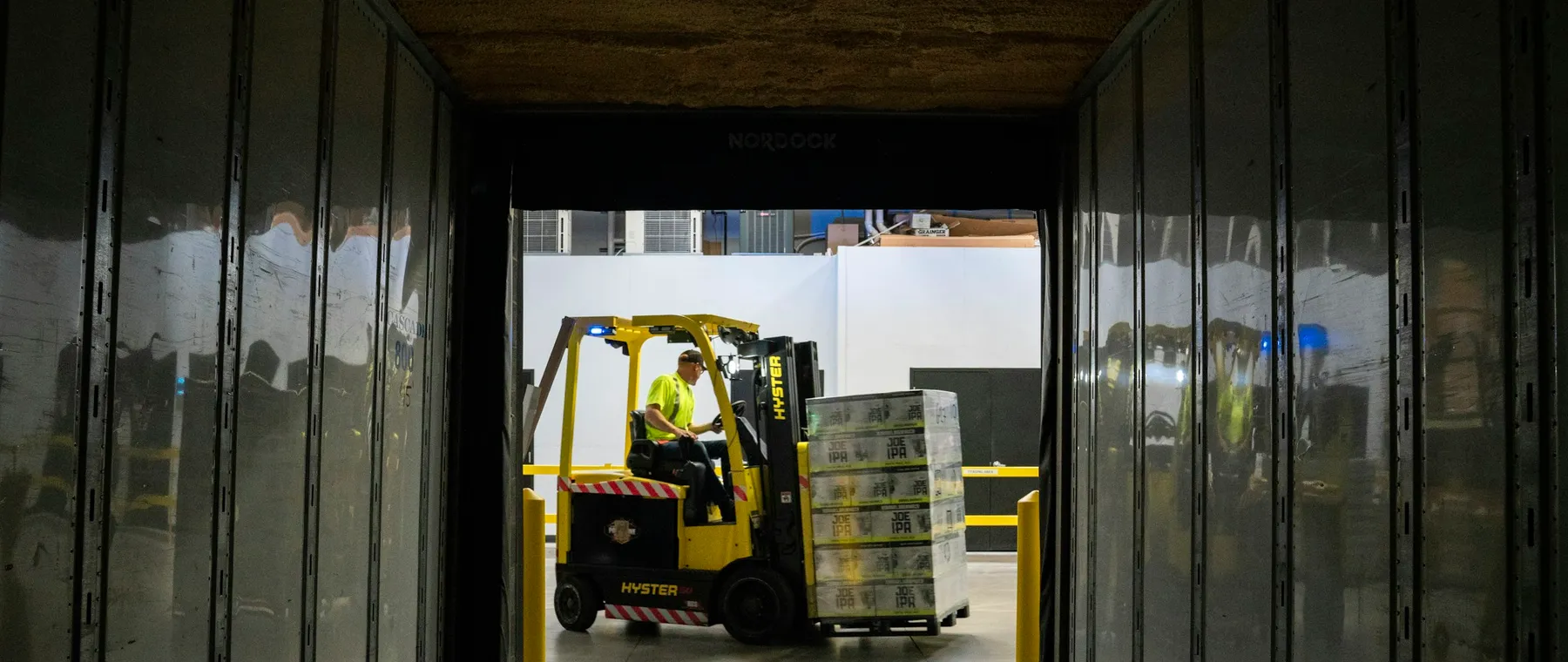Forkliftle tır dorsesine yüklenen paletler