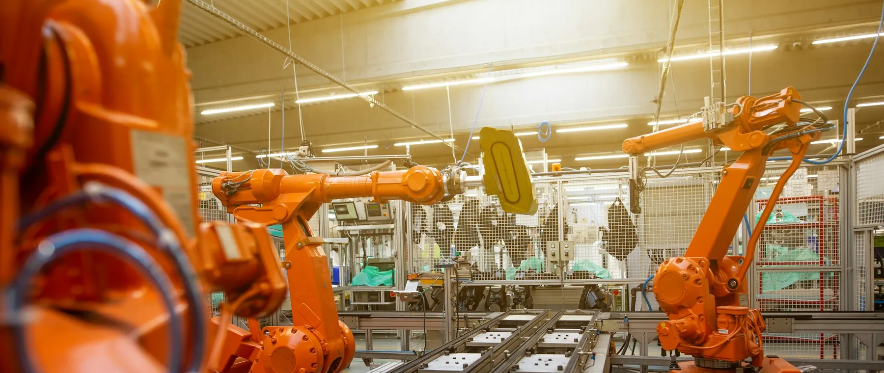 Üretim hattında çalışan robot kollar