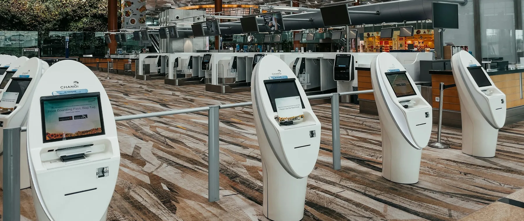 Mağazada sıralanmış self-servis kasa terminalleri