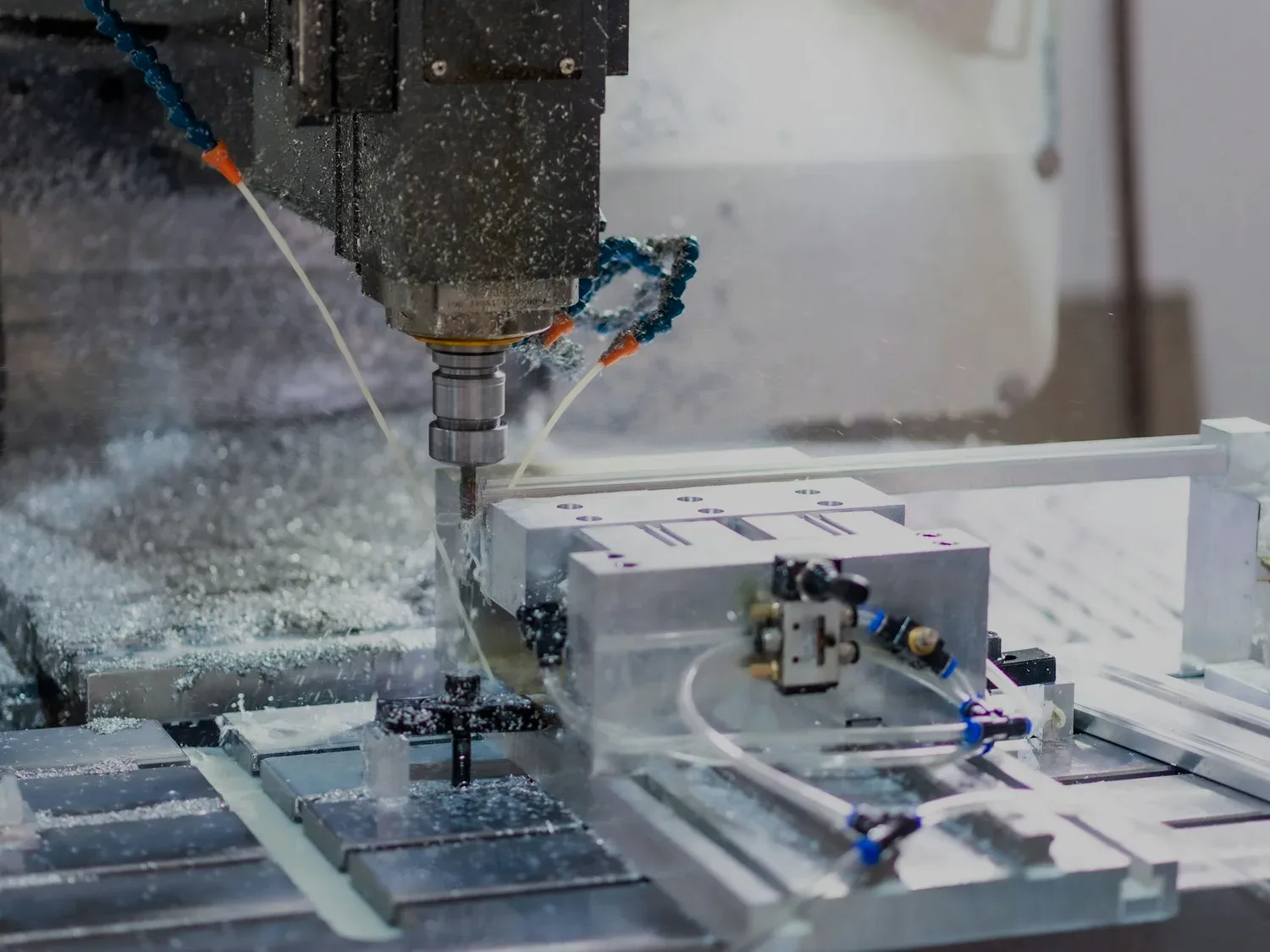 Hassas talaşlı imalat tezgâhında işlenen metal parça
